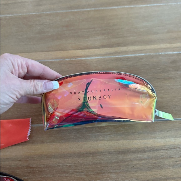 Quay Australia Sunglasses with Multicolor Case